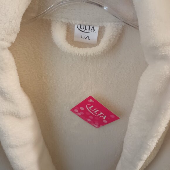 NEW Ulta L/XL white plush bathrobe - Picture 3 of 3